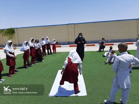 اجرای برنامه و تجهیز کتابخانه‌ی مدرسه‌ی روستای جَنگترَک در منطقه‌ی چابهار سیستان و بلوچستان توسط کانون پرورش فکری استان