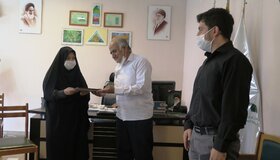 اهدای لوح سپاس آستان قدس رضوی به مدیرکل کانون استان قزوین