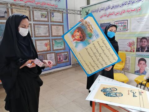 آماده‌سازی غرفه کانون پرورش فکری استان کرمانشاه در نمایشگاه چهلمین سالگرد دفاع مقدس