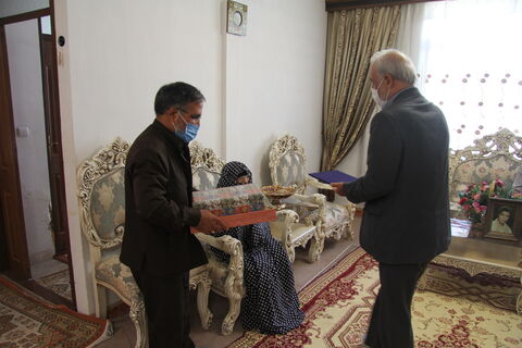 گزارش تصویری دیدار مدیرکل کانون استان با خانواده شهدا به مناسبت هفته دفاع مقدس