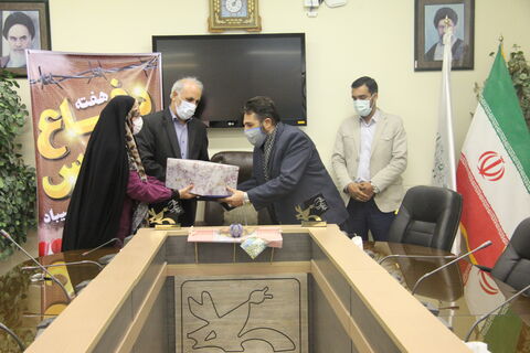 گزارش تصویری دیدار مدیرکل کانون استان با خانواده شهدا به مناسبت هفته دفاع مقدس