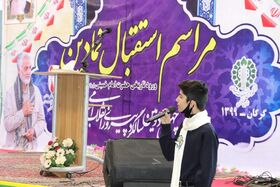 نقالی اعضای نوجوان کانون پرورش فکری گرگان در مراسم استقبال نمادین از ورود امام خمینی(ره)
