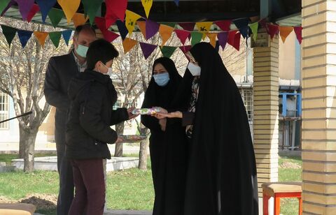 چند نما از آیین کاشت نهال به نام نوجوان شهید و اعضای برگزیده در کانون استان قزوین