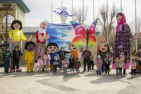 عروسک‌های بلندقامت کانون استان همدان به استقبال بهار رفتند