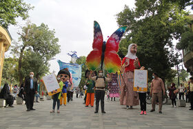 شادپیمایی عروسک‌های بلندقامت کانون در عید سعید غدیر