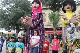 شادپیمایی عروسک‌های بلندقامت کانون در شهر همدان