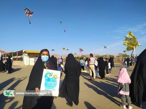 آسمان آبی شهر سرایان میزبان بادبادک‌های کودکان شد