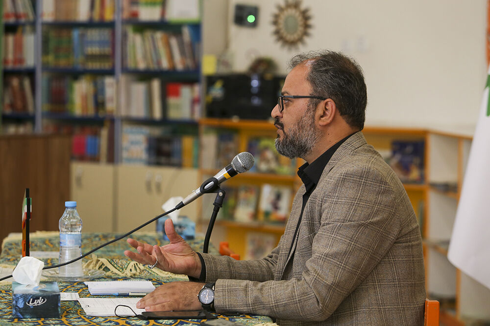 شهید فهمیده بهترین الگو برای نوجوانان است