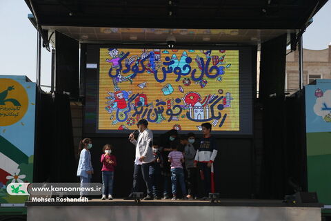 اجرای برنامه‌های تماشاخانه سیار کانون در مناطق حاشیه‌ای تهران