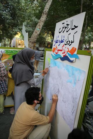 اعضای نوجوان انجمن هنرهای تجسمی کانون پرورش فکری کودکان و نوجوانان استان اصفهان به صورت گروهی نسبت به خلق ۶ اثر ارزنده نقاشی اقدام کردند
