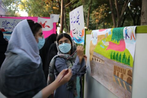 اعضای نوجوان انجمن هنرهای تجسمی کانون پرورش فکری کودکان و نوجوانان استان اصفهان به صورت گروهی نسبت به خلق ۶ اثر ارزنده نقاشی اقدام کردند