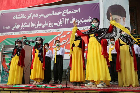 اجرای گروه سرود اعضای کانون پرورش فکری استان کرمانشاه در مراسم ۱۳ آبان