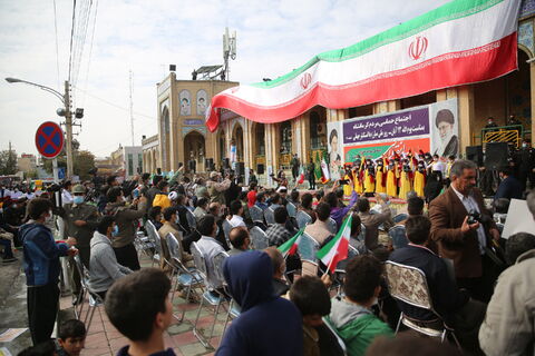 اجرای گروه سرود اعضای کانون پرورش فکری استان کرمانشاه در مراسم ۱۳ آبان