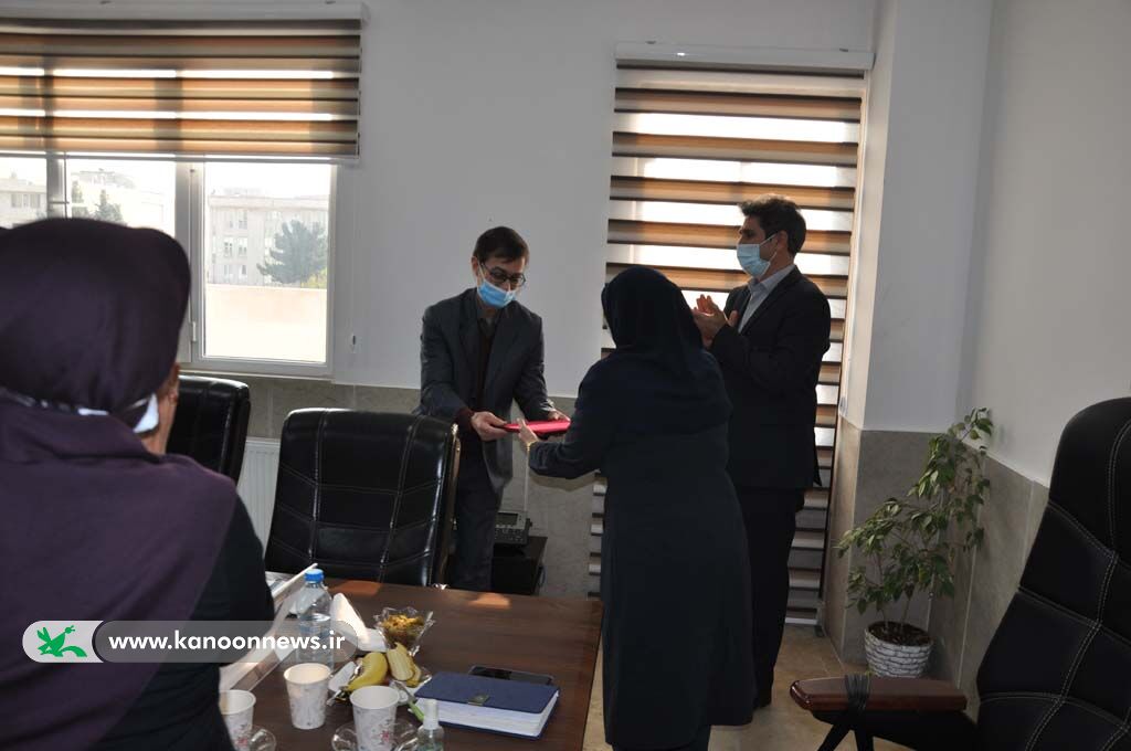 برگزاری آیین تودیع و معارفه کارشناس هنری در حاشیه چهاردهمین شورای فرهنگی کانون البرز برگزاری آیین تودیع و معارفه کارشناس هنری در حاشیه چهاردهمین شورای فرهنگی کانون البرز