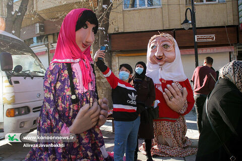 شادپیمایی عروسک‌های بلندقامت کانون پرورش فکری همزمان با افتتاحیه‌ی جشنواره زمستانی استان همدان