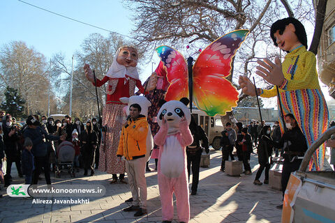 شادپیمایی عروسک‌های بلندقامت کانون پرورش فکری همزمان با افتتاحیه‌ی جشنواره زمستانی استان همدان