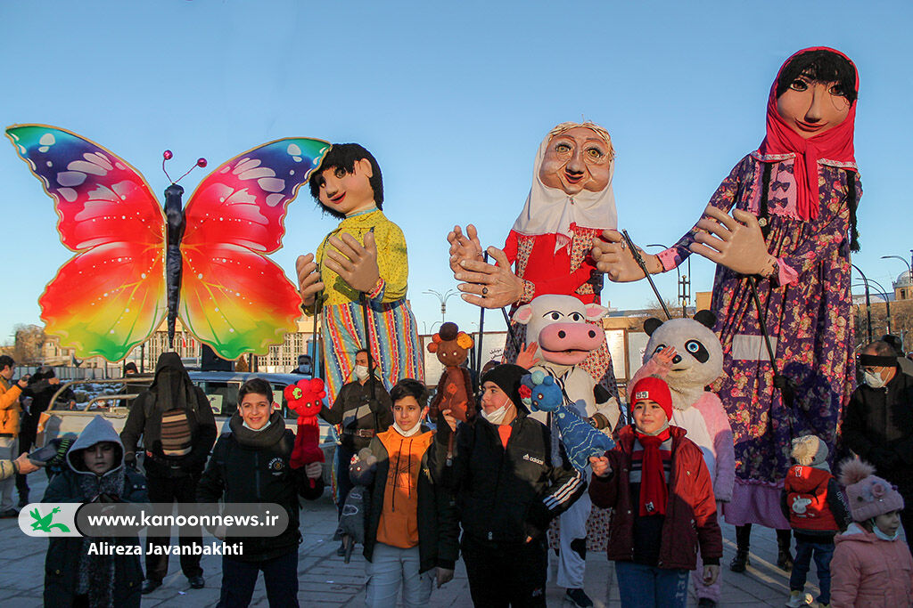 شادپیمایی عروسک‌های بلندقامت کانون در همدان