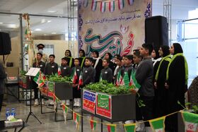سرودخوانی اعضای کانون گلستان در مراسم استقبال نمادین از ورود امام خمینی(ره)