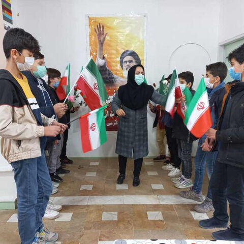 نواختن زنگ انقلاب و گل‌باران تمثال بنیان‌گذار ‌کبیر انقلاب اسلامی‌در مراکز کانون استان اردبیل