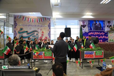 هنرنمایی اعضای کانون پرورش فکری گلستان در مراسم استقبال نمادین از ورود امام خمینی(ره)