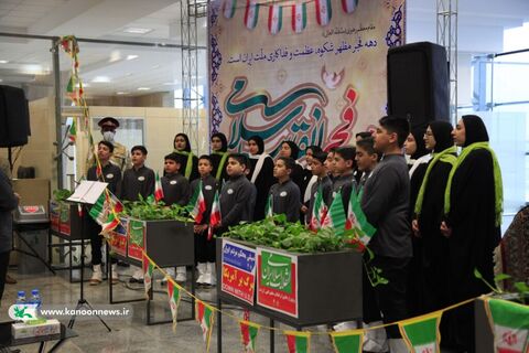 هنرنمایی اعضای کانون پرورش فکری گلستان در مراسم استقبال نمادین از ورود امام خمینی(ره)