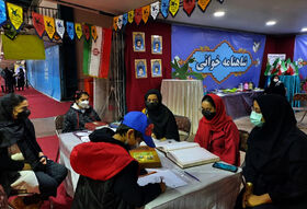 اعضای نوجوان شاهنامه خوان به غرفه کانون در نمایشگاه دستاوردهای انقلاب اسلامی حال و هوای حماسی دادند