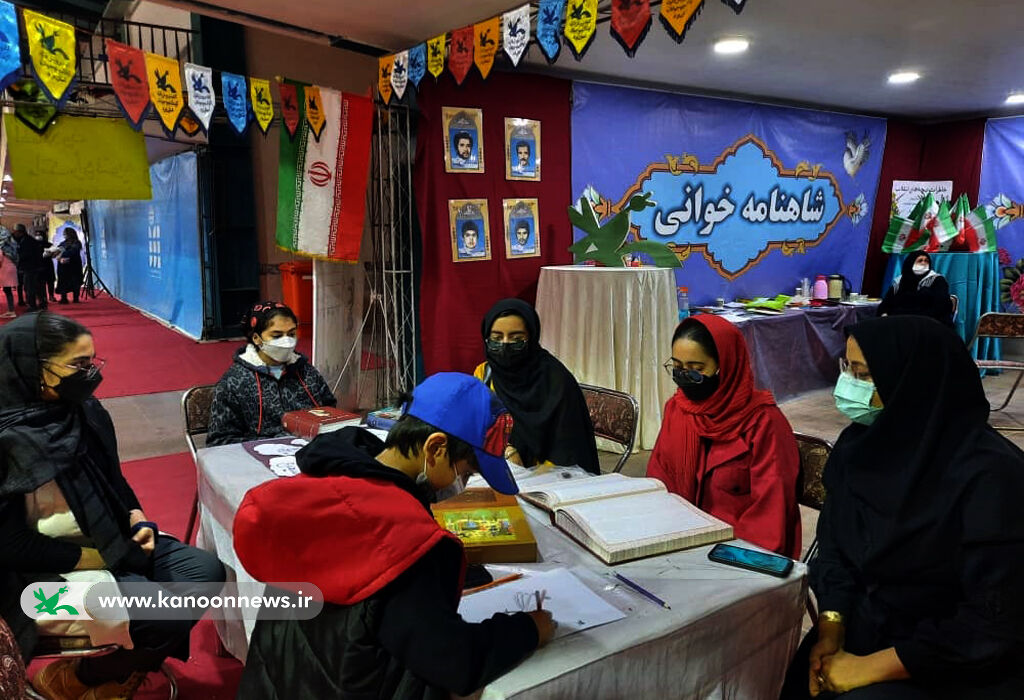 اعضای نوجوان شاهنامه خوان به غرفه کانون در نمایشگاه دستاوردهای انقلاب اسلامی حال و هوای حماسی دادند