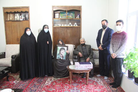 دیدار مدیرکل کانون استان با خانواده شهیدان «رحمان حسن زاده» و «حجت گلستانی» همزمان با دهه فجر