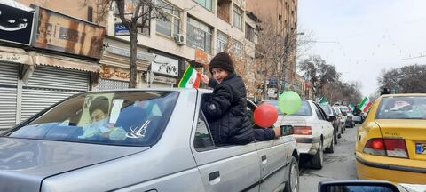 حضور مدیرکل و کارکنان کانون استان در مراسم راهپیمایی خودرویی ۲۲بهمن و نماز جمعه ارومیه