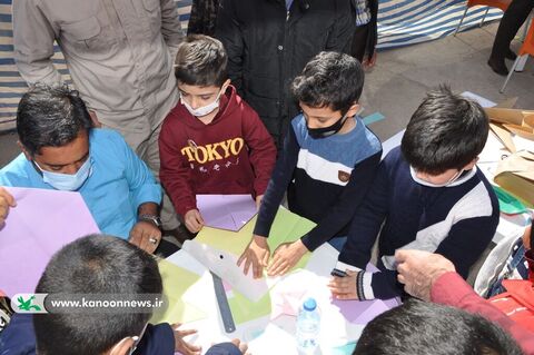 ایستگاه آموزش کاردستی کاغذ و تا در حاشیه راهپیمایی ۲۲ بهمن برگزار شد
