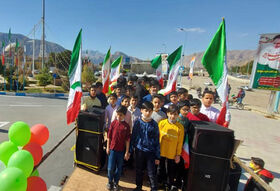 سرود (میهن )کاری از انجمن سرود کانون پرورش فکری استان یزد درمسیرراهپیمایی شهرستان تفت اجرا شد.