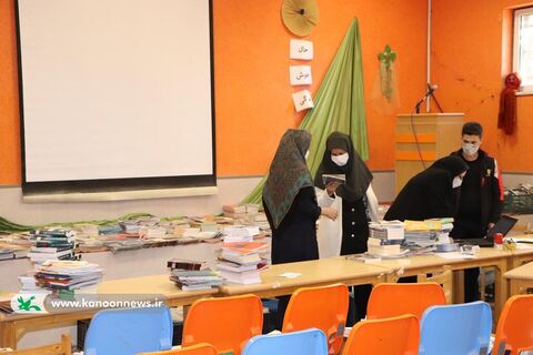 بازدید مدیرکل و کارشناسان کانون گلستان از ساماندهی و ثبت کتاب در مراکز فرهنگی هنری