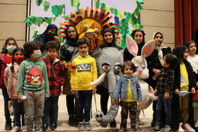 استقبال کودکان از نمایش عروسکی خرگوش باهوش در کانون سمنان