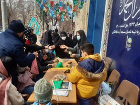 اهدای گل نرگس به کودکان شرکت کننده در جشن‌های نیمه شعبان تبریز