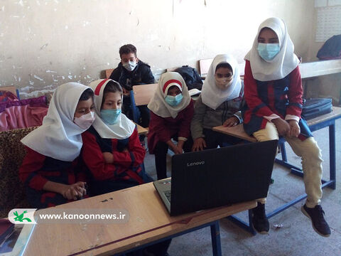 مربیان کتابخانه های سیار کانون لرستان در کنار بچه های روستا