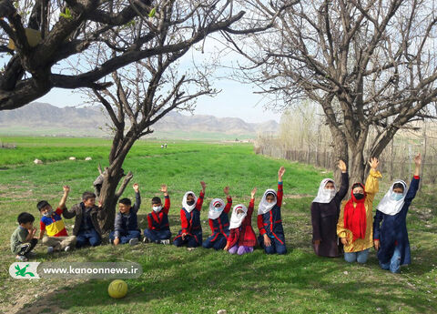 مربیان کتابخانه های سیار کانون لرستان در کنار بچه های روستا