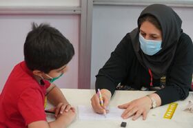 آموزش مهارت‌های خوشنویسی به کودکان در نمایشگاه اسباب‌بازی