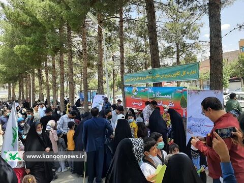 استقبال کودکان ونوجوانان از برنامه های کانون خراسان جنوبی در حاشیه راهپیمایی روز قدس به روایت تصویر
