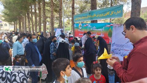 استقبال کودکان ونوجوانان از برنامه های کانون خراسان جنوبی در حاشیه راهپیمایی روز قدس به روایت تصویر