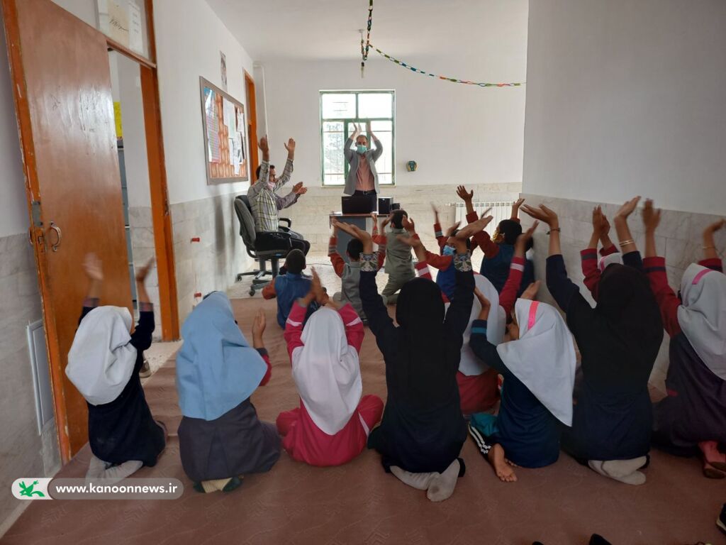 جشن روز معلم در مدارس روستایی تحت پوشش کتاب‌خانه سیار زیرکوه