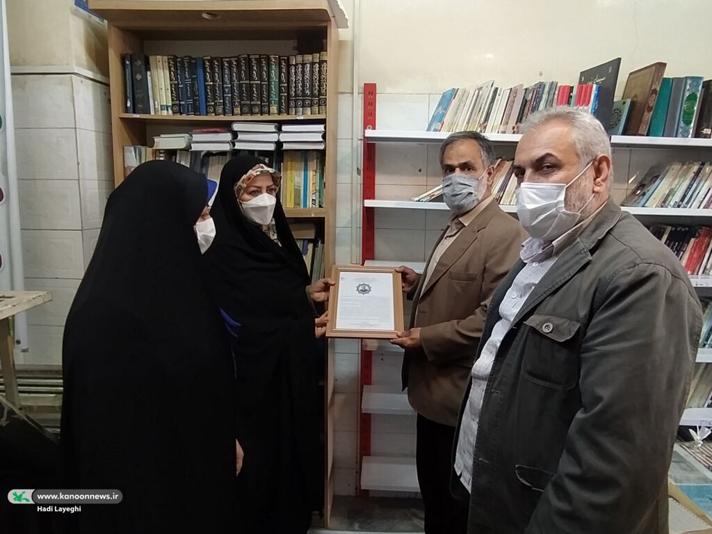اهدای ۳۰۰ جلد کتاب به کتابخانه ستاد پشتیبانی جبهه مقاومت اسلامی همدان
