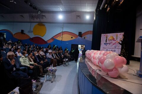 جمعی از دختران نوجوان برگزیده کرمانشاهی در جشن ویژه دهه کرامت (دختران آفتاب) تجلیل شدند