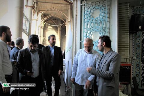 بازدید سردارشاهچراغی استاندار قم و هیات همراه  از غرفه کانون قم در مسجد جمکران