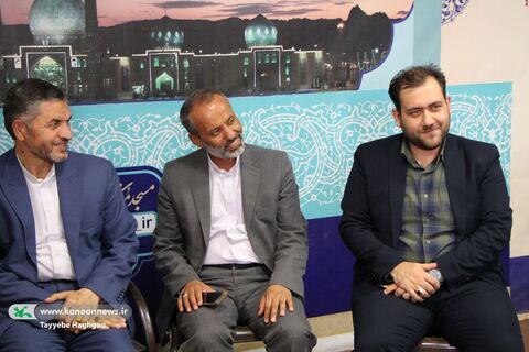 علیرضا رحیمی مدیرکل آموزش و پرورش استان قم با هیات همراه از غرفه کانون قم در مسجد جمکران
