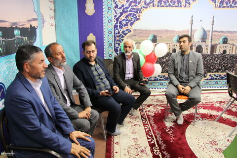 علیرضا رحیمی مدیرکل آموزش و پرورش استان قم با هیات همراه از غرفه کانون قم در مسجد جمکران