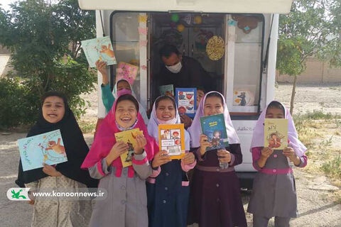 گزارش تصویری از فرایند امانت کتاب و استقبال کودکان در مرکز فرهنگی‌هنری سیار روستایی کانون سرخه