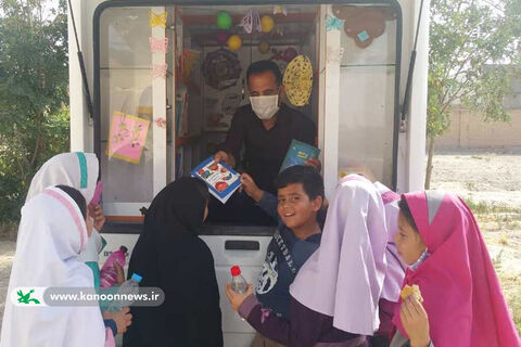 گزارش تصویری از فرایند امانت کتاب و استقبال کودکان در مرکز فرهنگی‌هنری سیار روستایی کانون سرخه