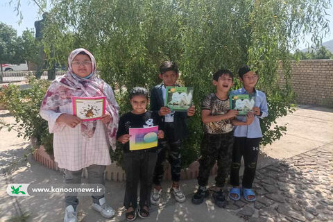 گزارش تصویری از فرایند امانت کتاب و استقبال کودکان در مرکز فرهنگی‌هنری سیار روستایی کانون میامی
