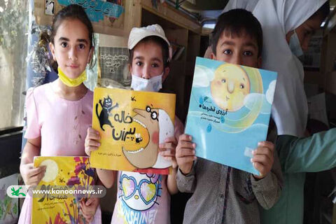گزارش تصویری از فرایند امانت کتاب و استقبال کودکان در مرکز فرهنگی‌هنری سیار روستایی کانون گرمسار