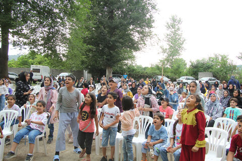 نخستین اجرای تماشاخانه سیار کانون پرورش فکری کودکان و نوجوانان در مازندران -  شیرگاه - 15 تیر 1401 - روستای بورخیل